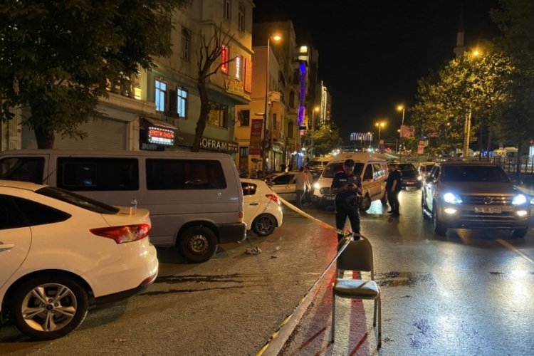 İstanbul'da motosikletli saldırganlar yoldan ge&ccedil;enlere kurşun yağdırdı