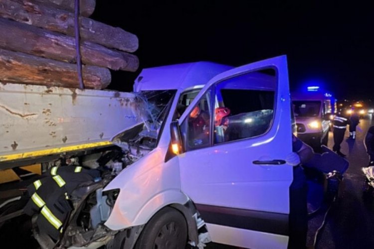 D&uuml;zce'de minib&uuml;s tomruk y&uuml;kl&uuml; tıra &ccedil;arptı! 1 &ouml;l&uuml;, 20 yaralı