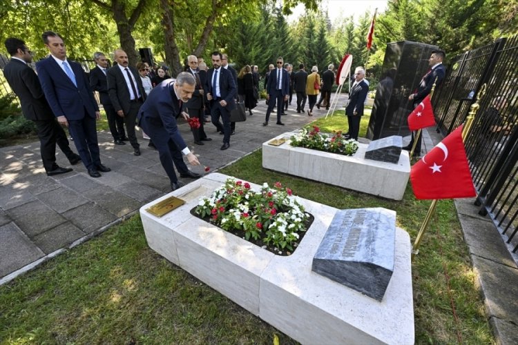 Bakan Fidan, Dışişleri Şehitliği'ni ziyaret etti