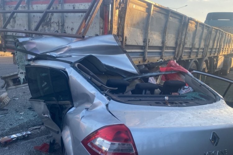 Bursa'da otomobil park halindeki tıra &ccedil;arptı! 4 &ouml;l&uuml;, 2 yaralı