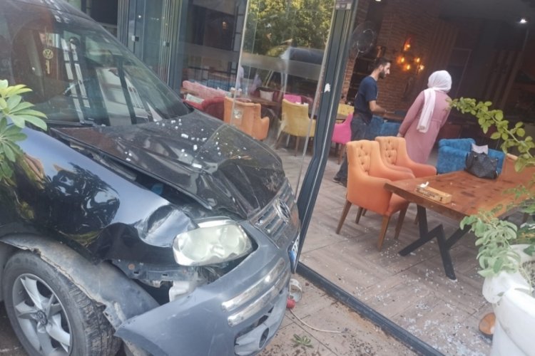 Elazığ'da hafif ticari ara&ccedil; kafeye girdi