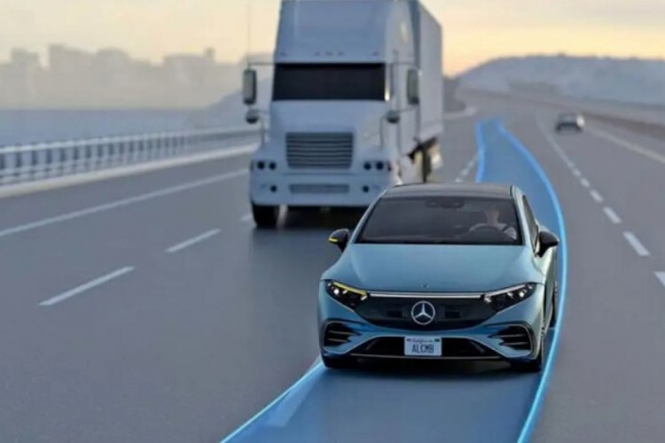 Mercedes, otomatik sollama özelliğini Avrupa'da yayınladı