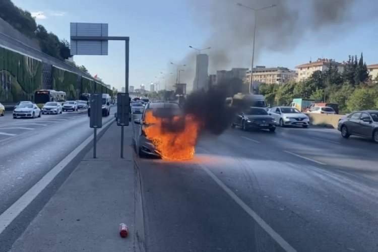 İstanbul'da hafif ticari ara&ccedil; alev aldı
