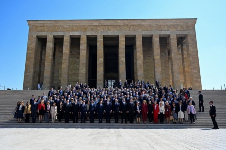 Bakan Fidan, b&uuml;y&uuml;kel&ccedil;ilerle Anıtkabir'i ziyaret etti