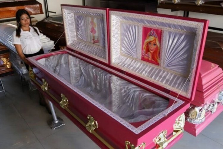 Barbie temalı tabutlar &uuml;retilmeye başlandı