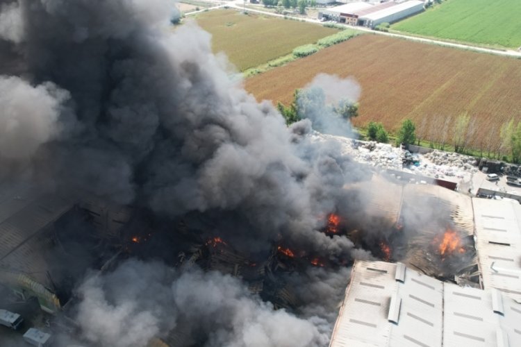 Adana'daki geri d&ouml;n&uuml;ş&uuml;m tesisi yangını 18 fabrikaya sı&ccedil;radı