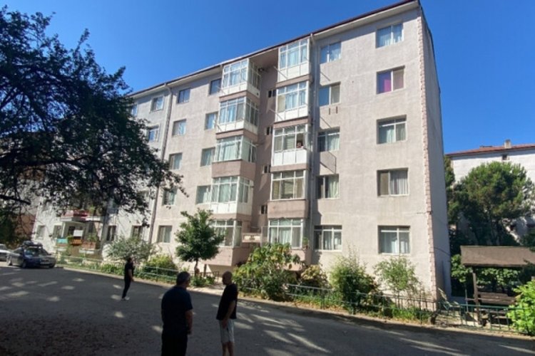 İzmit'te 15 yaşındaki gen&ccedil; havalandırma boşluğundan evine girerken 5. kattan d&uuml;şt&uuml;!