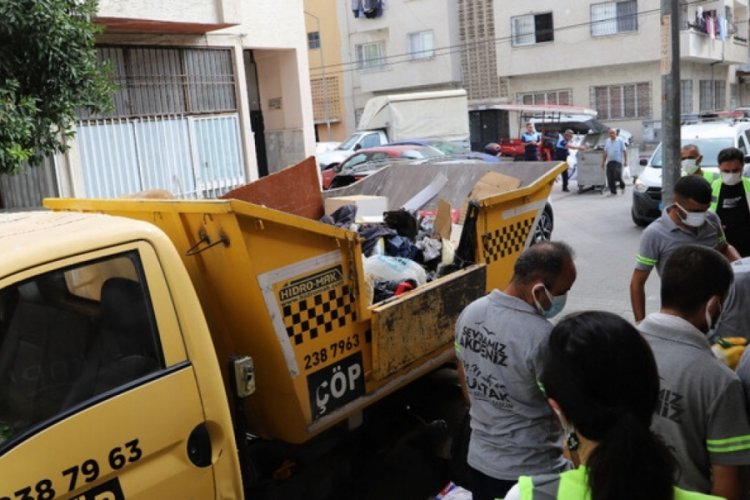 Mersin'de sahibinin &ouml;ld&uuml;ğ&uuml; &ouml;ğrenilen evden tonlarca &ccedil;&ouml;p &ccedil;ıktı!