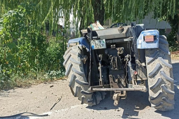 Bursa'da minib&uuml;s seyir halindeyken trakt&ouml;re &ccedil;arptı! 3 kişi yaralandı