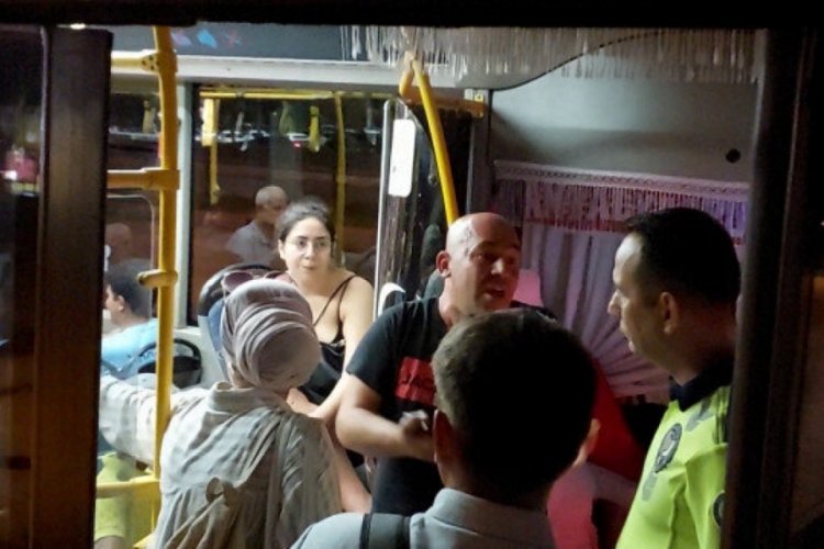 Antalya'da halk otob&uuml;s&uuml;nde klima tartışması! Şof&ouml;r 'Psikolojim bozuldu' diyerek ara&ccedil;tan indi