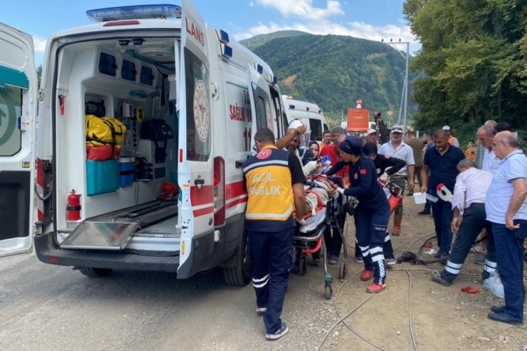 D&uuml;zce'de 2 iş&ccedil;i elektrik hattı &ccedil;ekerken akıma kapıldı