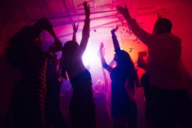 İtalya'da gece kul&uuml;b&uuml;nden &ccedil;ıkan gen&ccedil;lere &uuml;cretsiz taksi hizmeti!