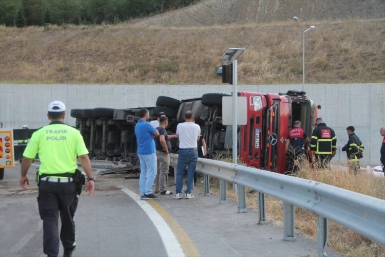 Amasya'da devrilen un y&uuml;kl&uuml; tırın s&uuml;r&uuml;c&uuml;s&uuml; hayatını kaybetti
