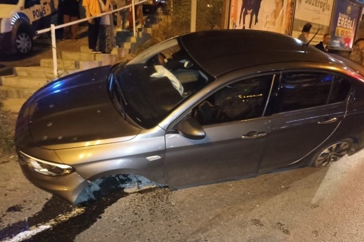 Zonguldak'ta ref&uuml;je &ccedil;arpan aracın lastikleri koptu