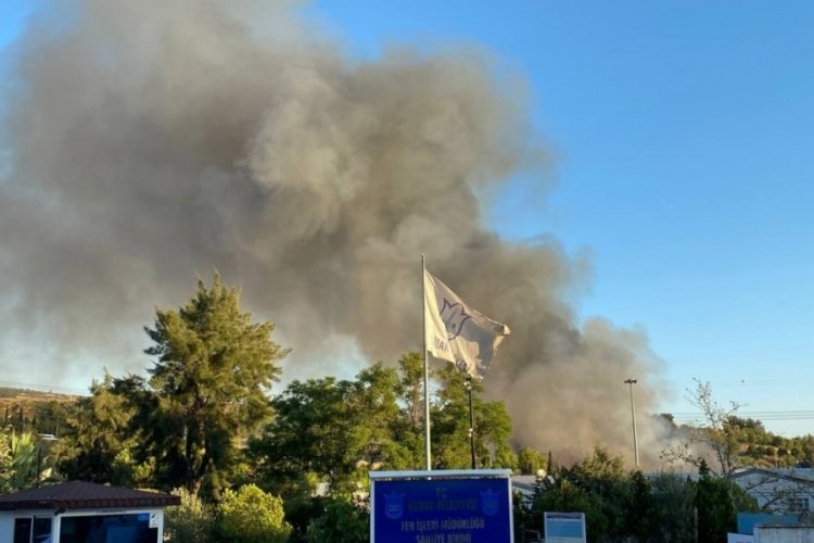 İzmir'de katı atık toplama merkezinde yangın &ccedil;ıktı!