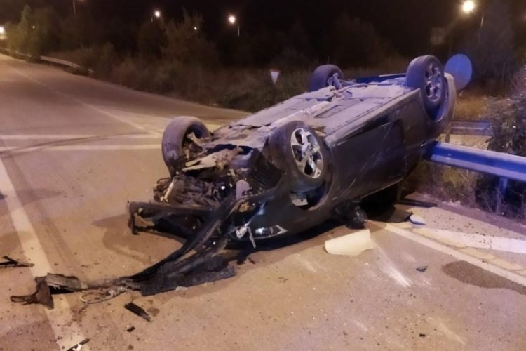 Bursa'da kontrolden &ccedil;ıkan ara&ccedil; takla atarak ters d&ouml;nd&uuml;! Yaralılar var