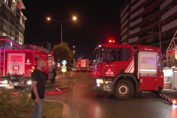 İstanbul'da l&uuml;ks bir sitenin &ccedil;atısı yandı!