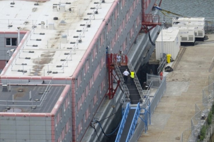 İngiltere'den g&ouml;&ccedil;men kararı: Gemiye yerleştiriliyorlar