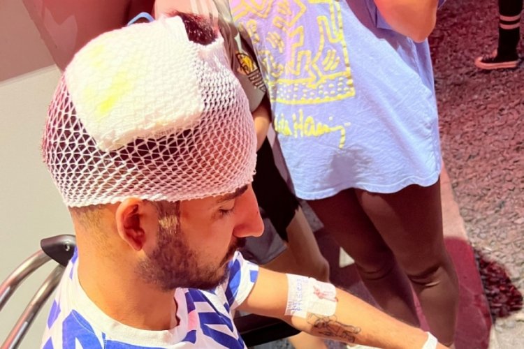 İstanbul'da balkondan atılan t&uuml;p s&uuml;r&uuml;c&uuml;n&uuml;n kafasına d&uuml;şt&uuml;!