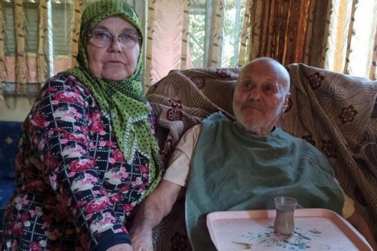 Eşine 17 yıldır bakıyor! Mutlu olsun diye ıslık bile &ccedil;alıyor