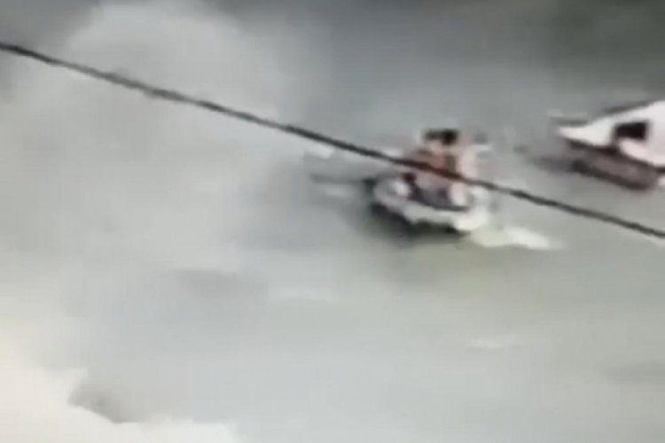Bursa'da kıyıyı aşan dalgalar tekne &uuml;zerindeki iki kişiyi savurdu!