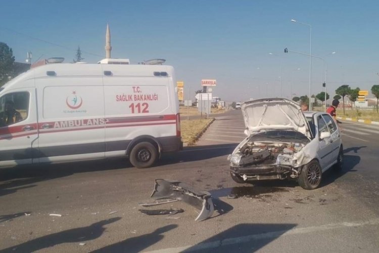 Sivas'ta trakt&ouml;r ile otomobil &ccedil;arpıştı 3 kişi yaralandı
