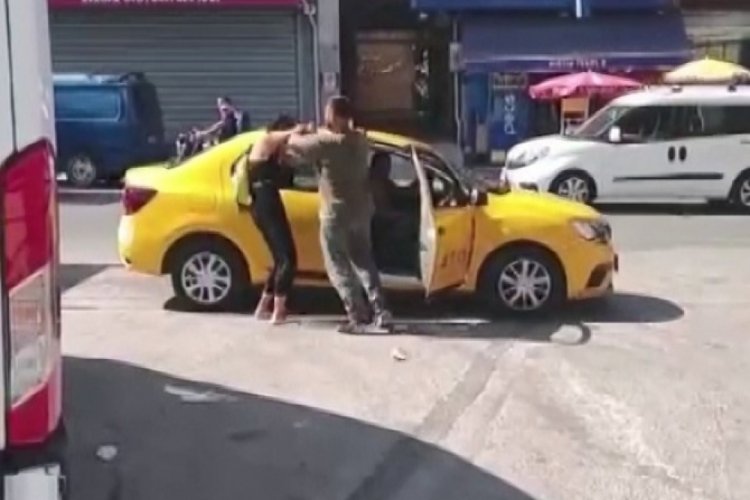 İzmir'de sokak ortasında eşini bayıltana kadar d&ouml;vd&uuml;!
