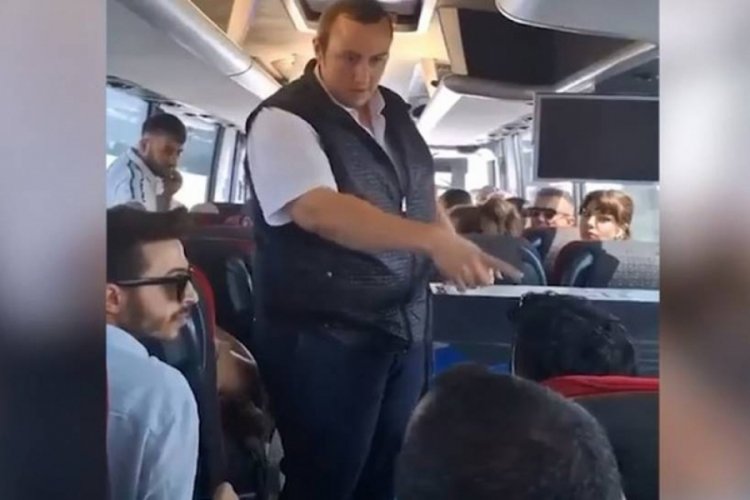 Otob&uuml;ste pet şişenin i&ccedil;in idrarını yaptı!