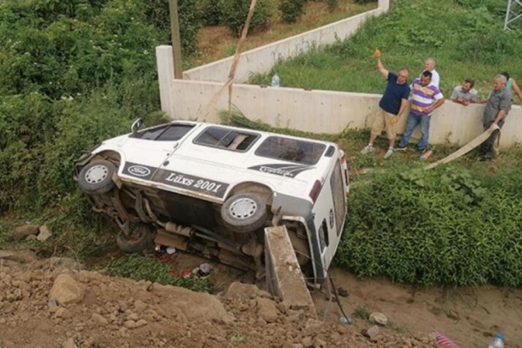 Samsun'da iş&ccedil;ileri taşıyan minib&uuml;s devrildi! Yaralılar var