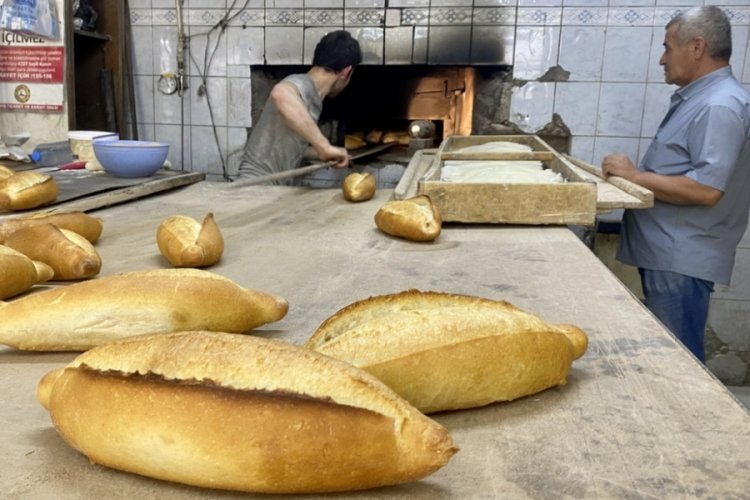 Bunaltıcı sıcakta dinlenerek &ccedil;alışıyorlar!