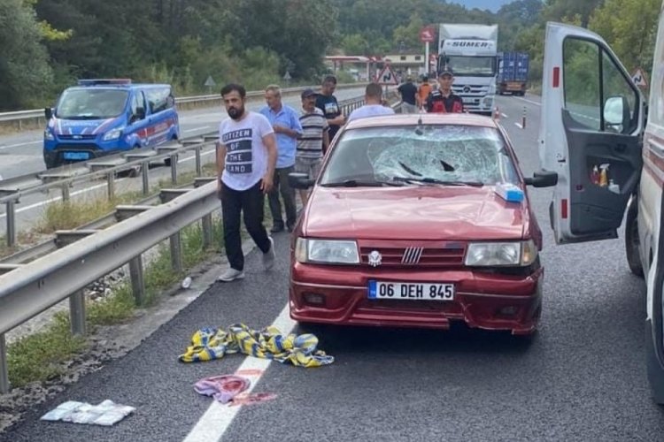 Bursa'da yolun karşısına ge&ccedil;mek isteyen adama araba &ccedil;arptı!