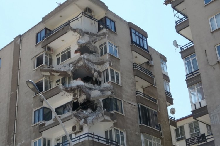 Malatya'da bir b&ouml;l&uuml;m&uuml; yıkık 8 katlı bina tehlike sa&ccedil;ıyor