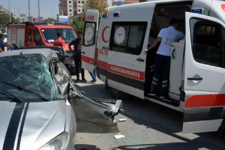 Otomobil, durakta yolcu alan minib&uuml;se &ccedil;arptı: Yaralılar var