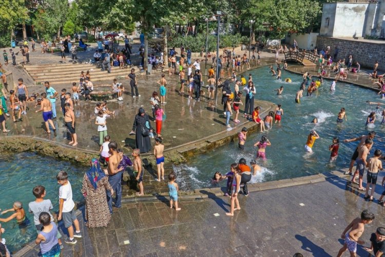 Diyarbakır'da termometreler 48 dereceyi g&ouml;sterdi!