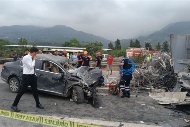 Hatay'da devrilen tıra otomobil &ccedil;arptı! &Ouml;l&uuml; ve yaralılar var
