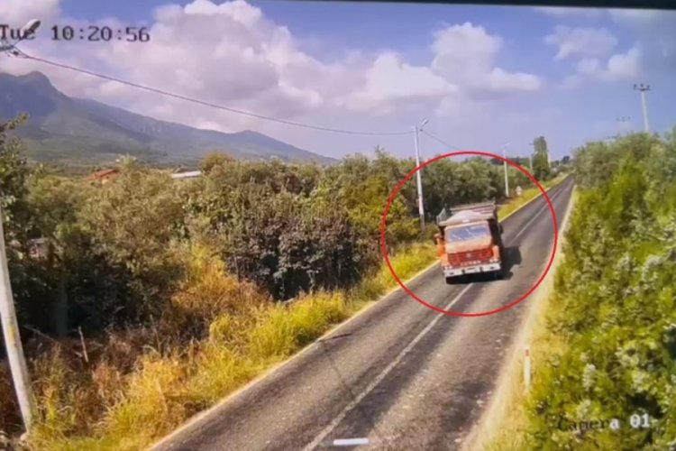 Bursa'da tırla kamyonun &ccedil;arpıştığı kazanın g&uuml;venlik kamerası g&ouml;r&uuml;nt&uuml;s&uuml; &ccedil;ıktı