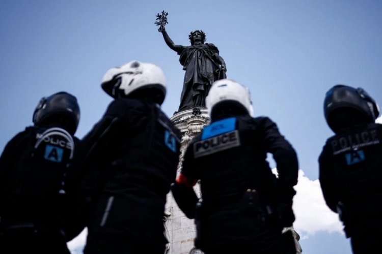 Fransa'da bir protestocunun &ouml;l&uuml;m&uuml; sebebi ile 5 polis g&ouml;zaltına alındı