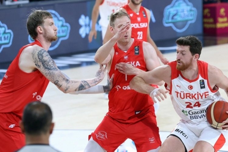 12 Dev Adam Polonya karşısında galip