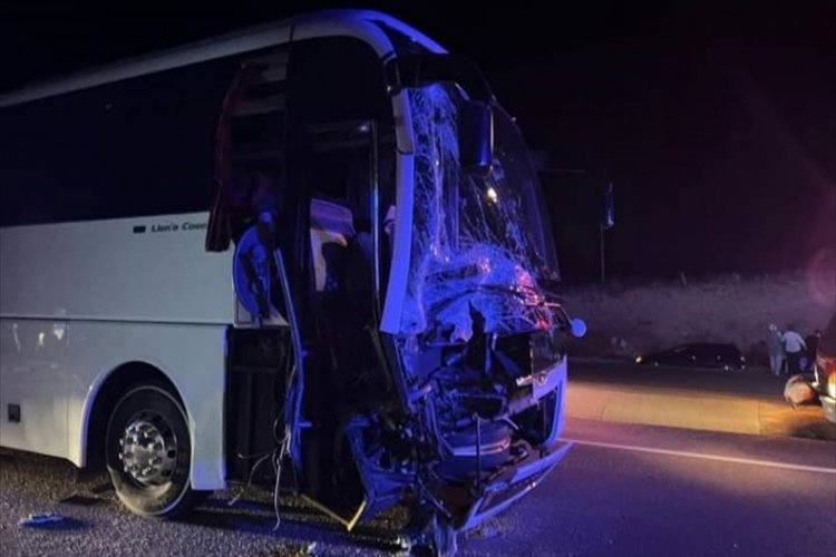 Antalya'da yolcu otob&uuml;s&uuml;n&uuml;n trakt&ouml;re &ccedil;arptı! 5 yaralı