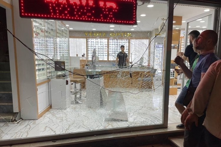 İstanbul'da kamyonun iş yerine &ccedil;arpma anı kamerada