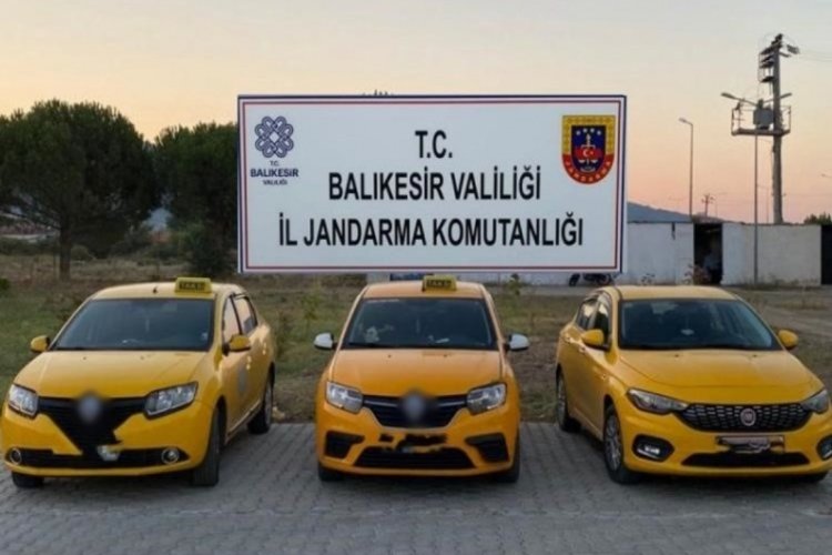 Balıkesir'de taksici kılığında g&ouml;&ccedil;men ka&ccedil;ak&ccedil;ılığı yapan 3 kişi yakalandı