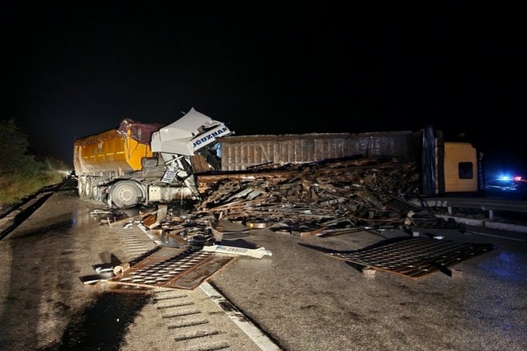 Karab&uuml;k'te tır kamyona &ccedil;arptı! 2 yaralı
