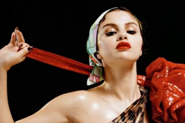 Selena Gomez'den ilgin&ccedil; pozlar