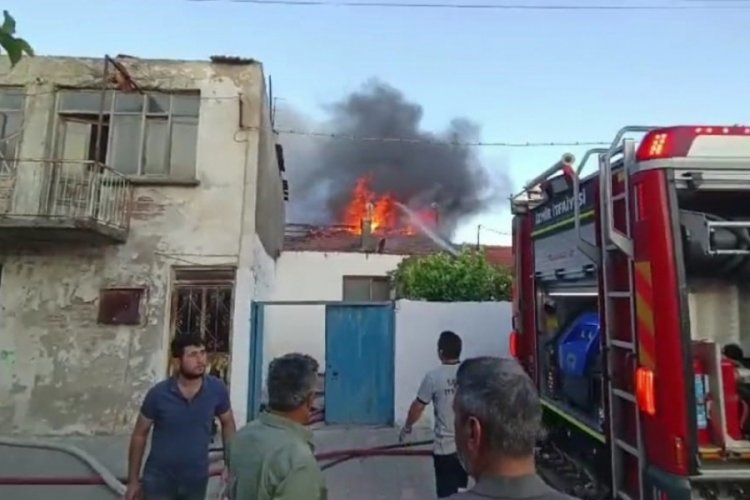 İzmir'de metruk binada &ccedil;ıkan yangında toplam 5 ev zarar g&ouml;rd&uuml;