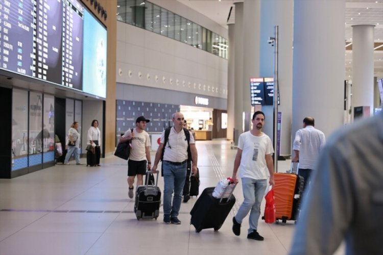 Nijer'deki T&uuml;rk vatandaşları &ouml;zel seferle T&uuml;rkiye'ye d&ouml;nd&uuml;