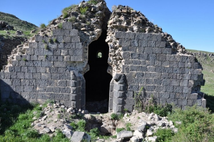 Kars'ta G&uuml;rc&uuml; kilisesi define avcıları tarafından tarumar edildi