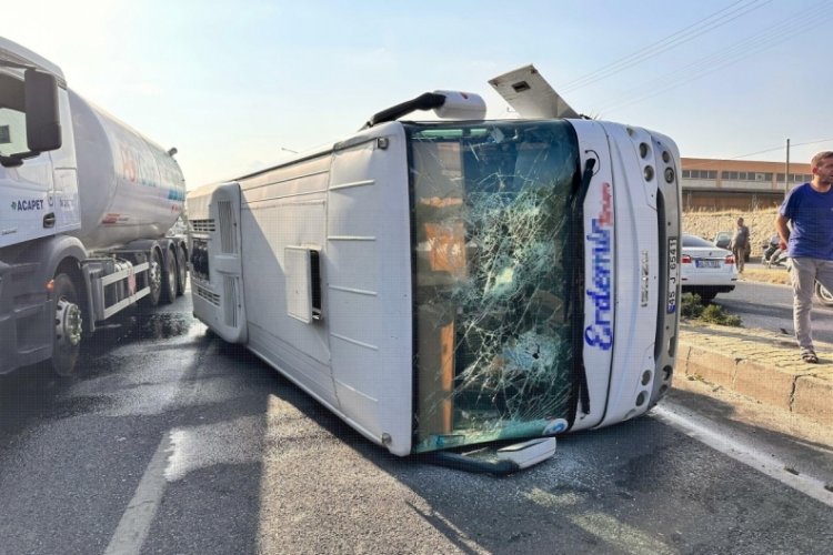 Manisa'da iş&ccedil;i servisi devrildi, 25 kişi yaralandı