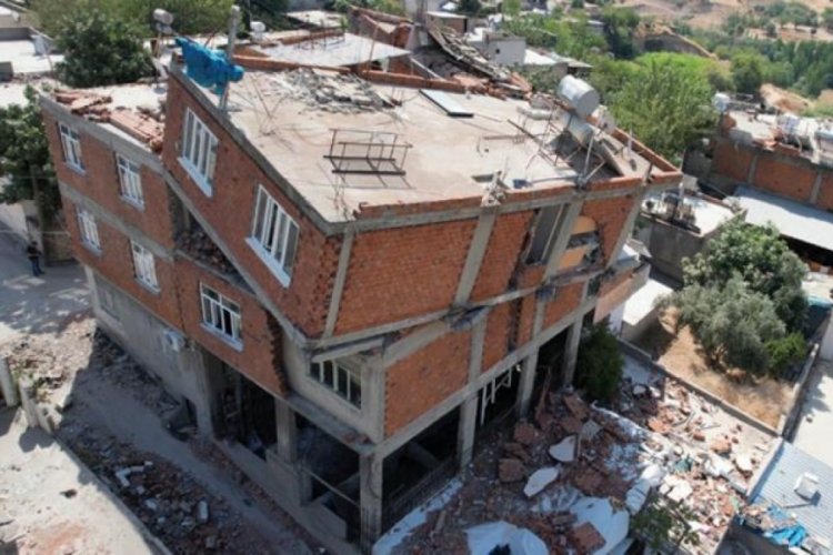 Adıyaman'da ara katı yıkılan ve ekseni kayan bina korkutuyor