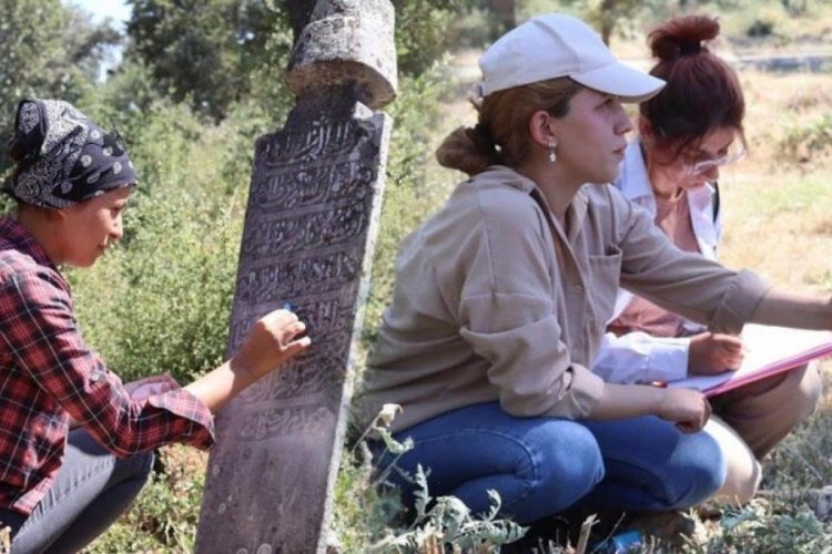 Osmanlı d&ouml;nemine ait mezar taşları incelendi! 2 bin 500'&uuml; kayıt altına alındı