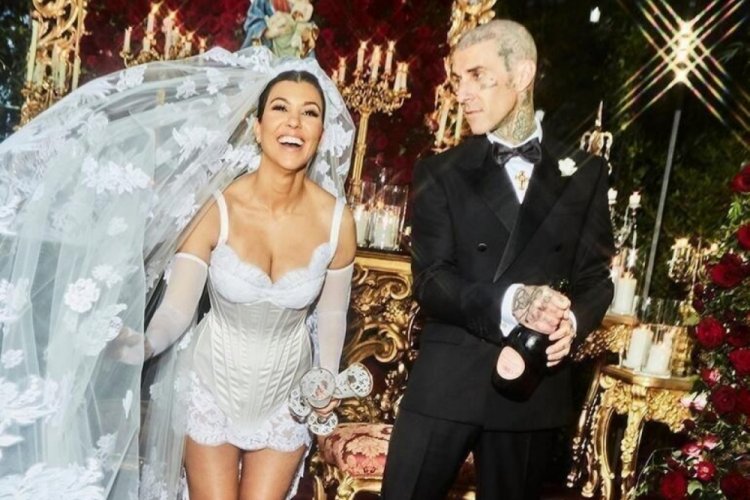 Kourtney Kardashian karnı burnunda kamera karşısına ge&ccedil;ti